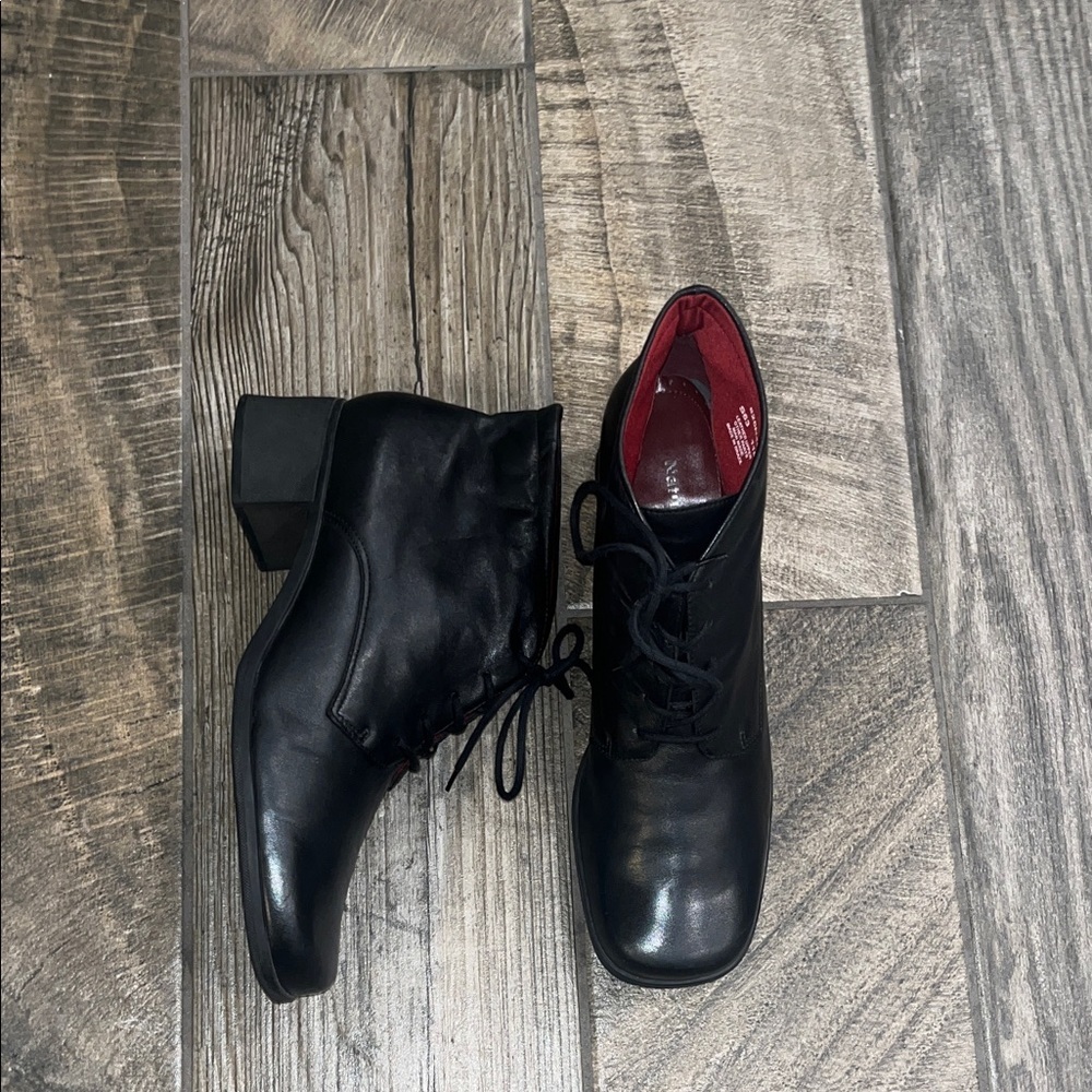 Vintage Naturalizer Black Leather Women's 2” heel boots